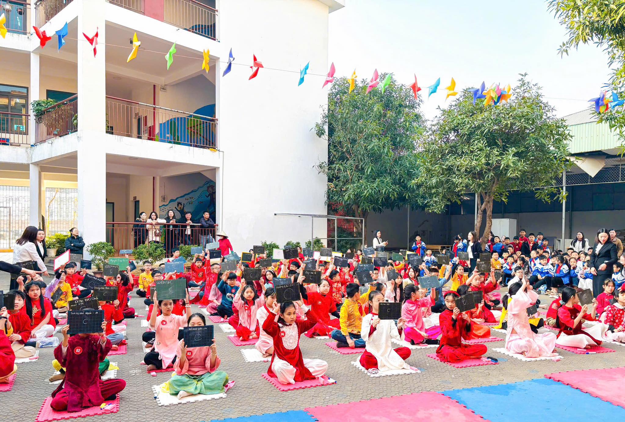 Sân chơi Golden Bell Challenge do Trường Tiểu học Hưng Bình phối hợp cùng Trung tâm Anh ngữ Asem Ivy tổ chức đã tìm thấy những chủ nhân xứng đáng cho những danh hiệu cao nhất!