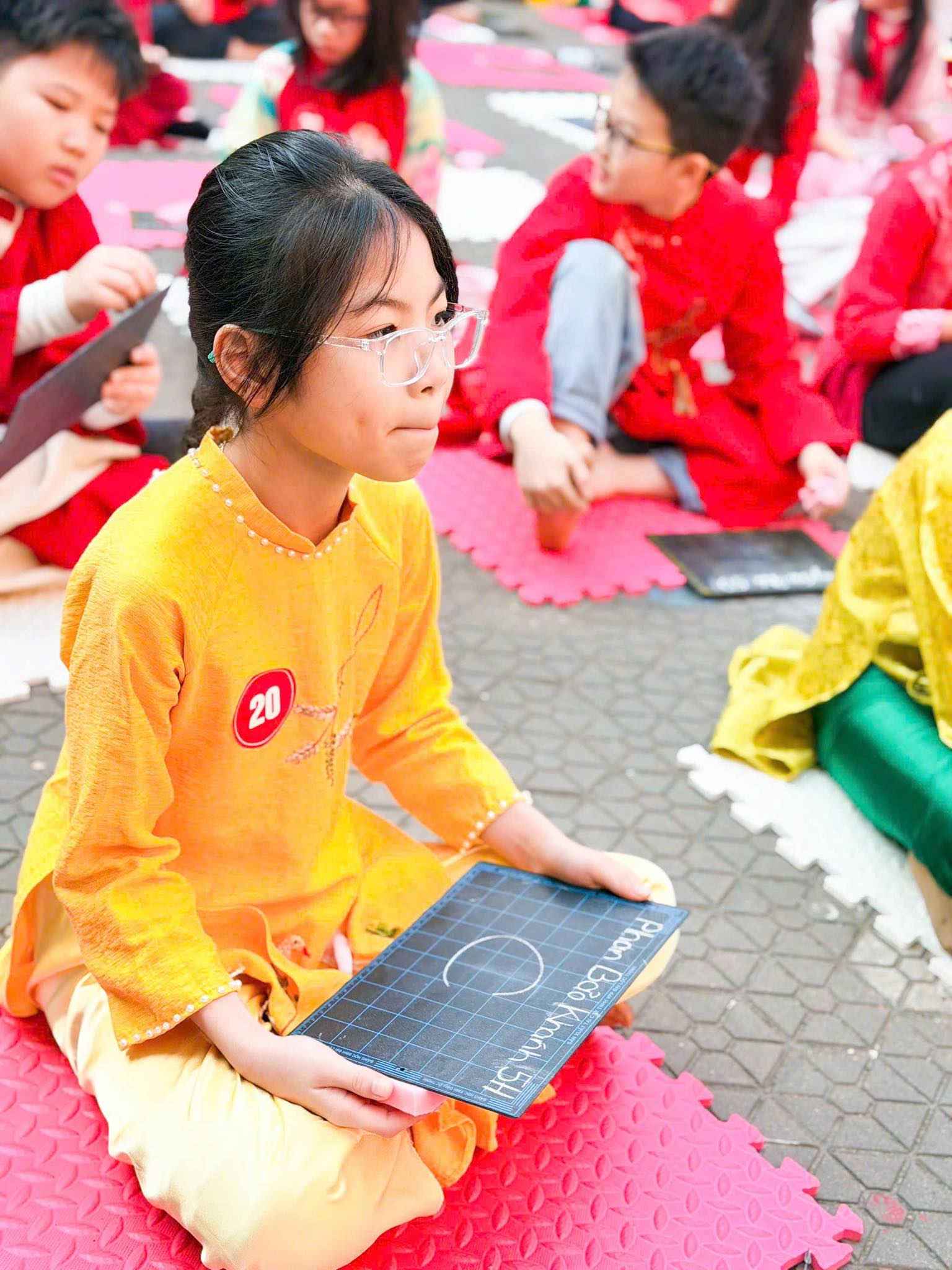 Sân chơi Golden Bell Challenge do Trường Tiểu học Hưng Bình phối hợp cùng Trung tâm Anh ngữ Asem Ivy tổ chức đã tìm thấy những chủ nhân xứng đáng cho những danh hiệu cao nhất!