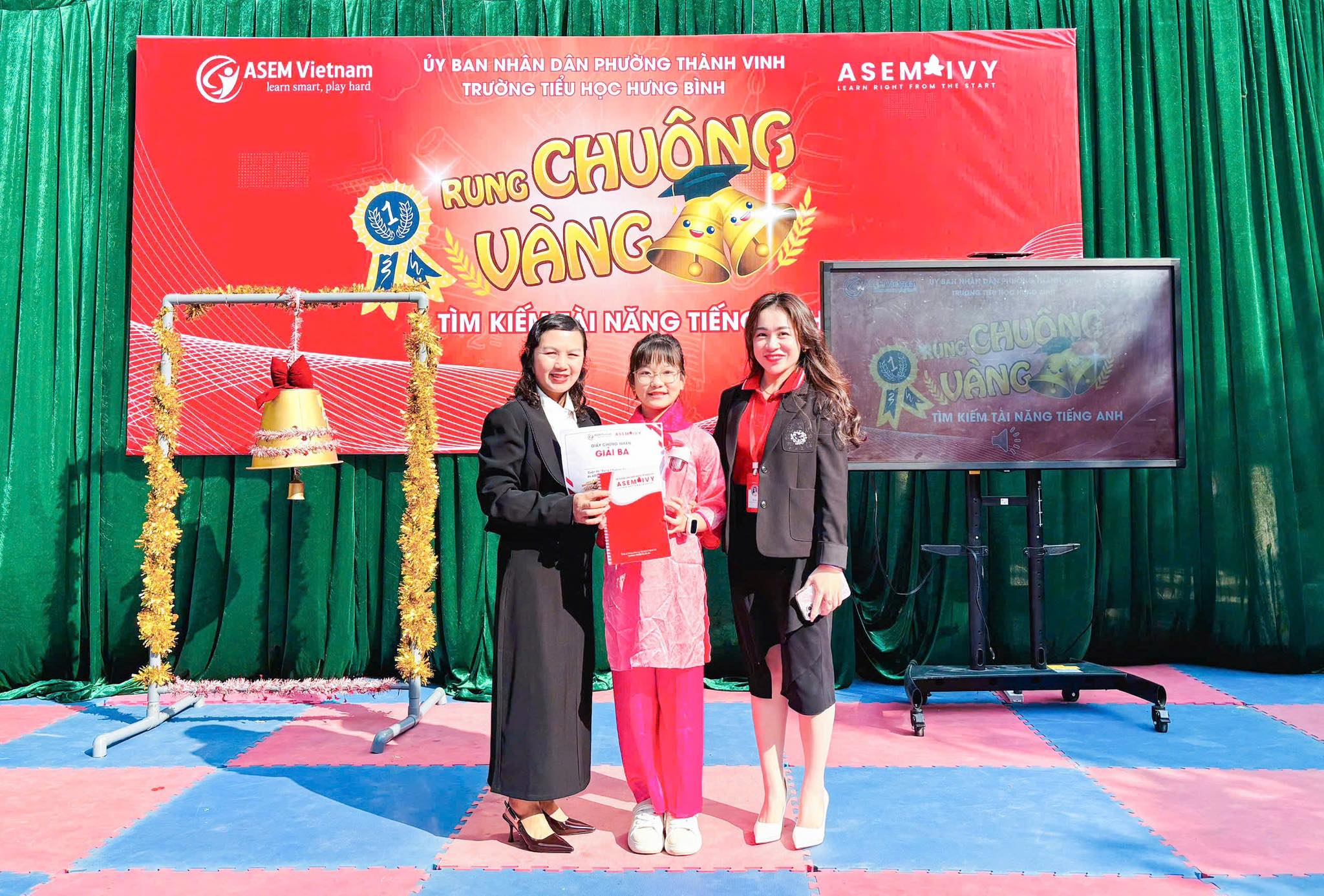 Sân chơi Golden Bell Challenge do Trường Tiểu học Hưng Bình phối hợp cùng Trung tâm Anh ngữ Asem Ivy tổ chức đã tìm thấy những chủ nhân xứng đáng cho những danh hiệu cao nhất!