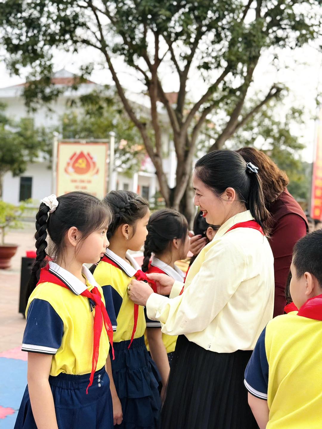 LỄ KẾT NẠP ĐỘI VIÊN LẦN 2 – NIỀM TỰ HÀO CỦA HỌC SINH LỚP 3 TRƯỜNG TIỂU HỌC HƯNG BÌNH