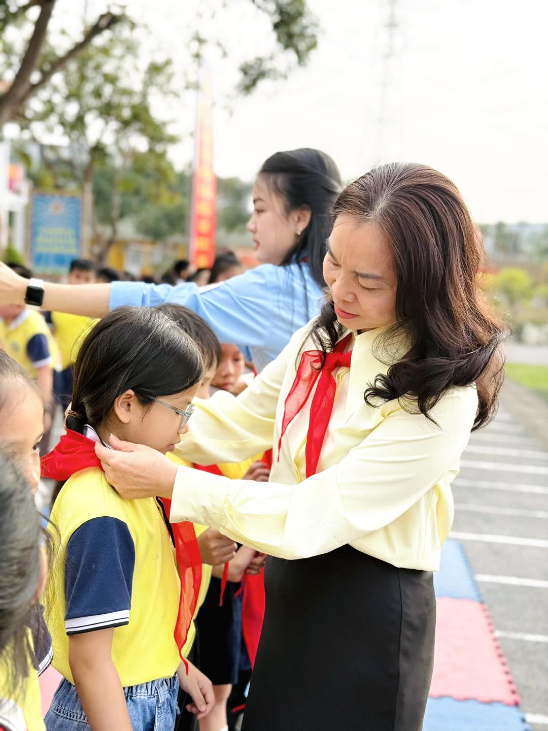 LỄ KẾT NẠP ĐỘI VIÊN LẦN 2 – NIỀM TỰ HÀO CỦA HỌC SINH LỚP 3 TRƯỜNG TIỂU HỌC HƯNG BÌNH