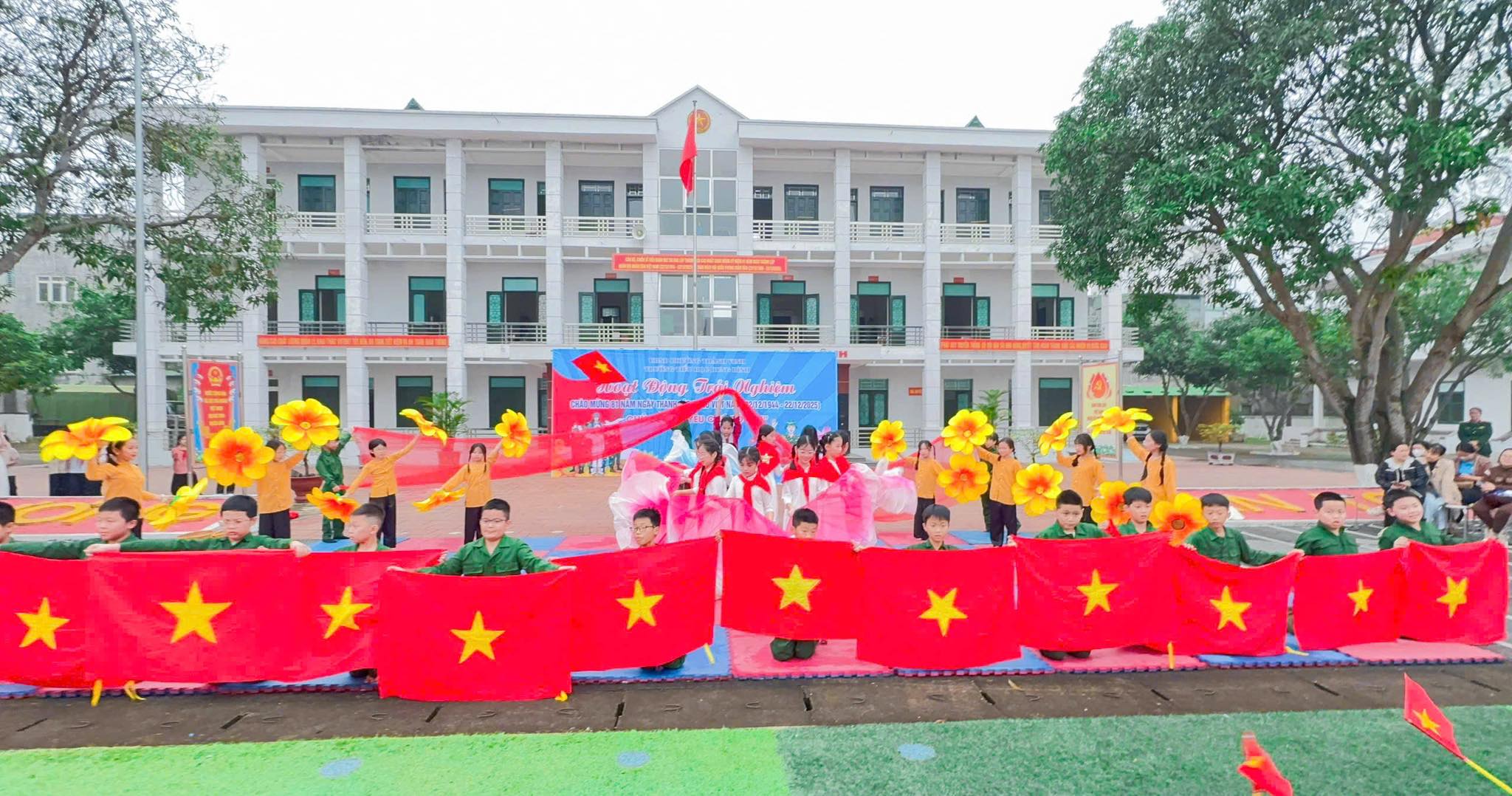 HOẠT ĐỘNG TRẢI NGHIỆM “EM YÊU CHÚ BỘ ĐỘI”