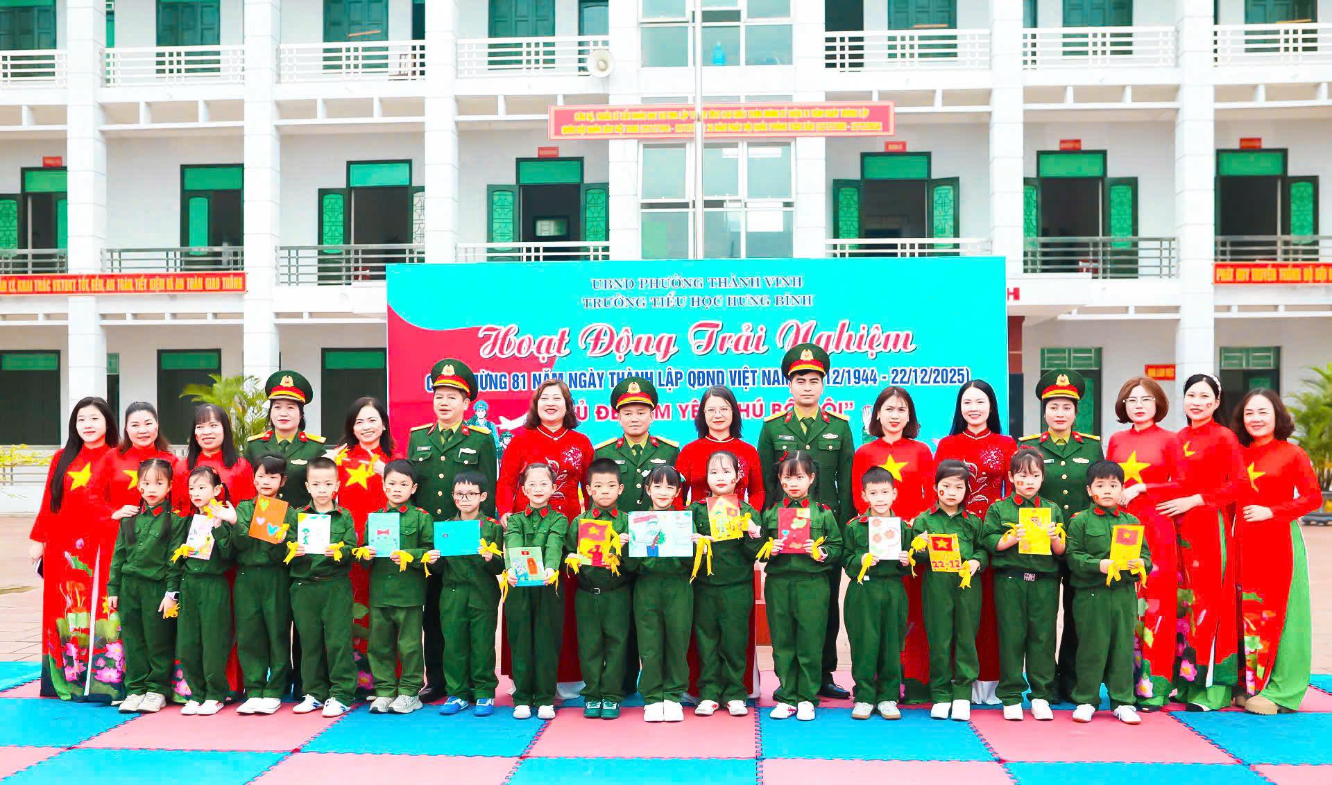 HOẠT ĐỘNG TRẢI NGHIỆM “EM YÊU CHÚ BỘ ĐỘI”