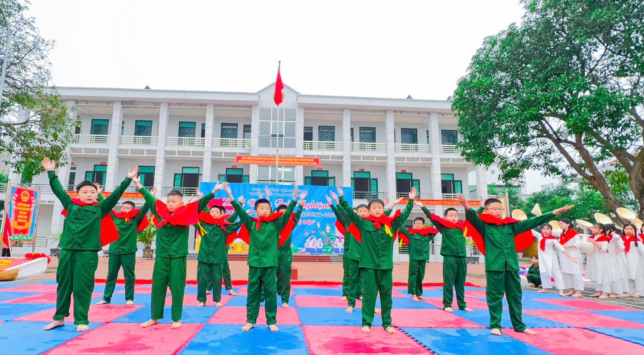 HOẠT ĐỘNG TRẢI NGHIỆM “EM YÊU CHÚ BỘ ĐỘI”