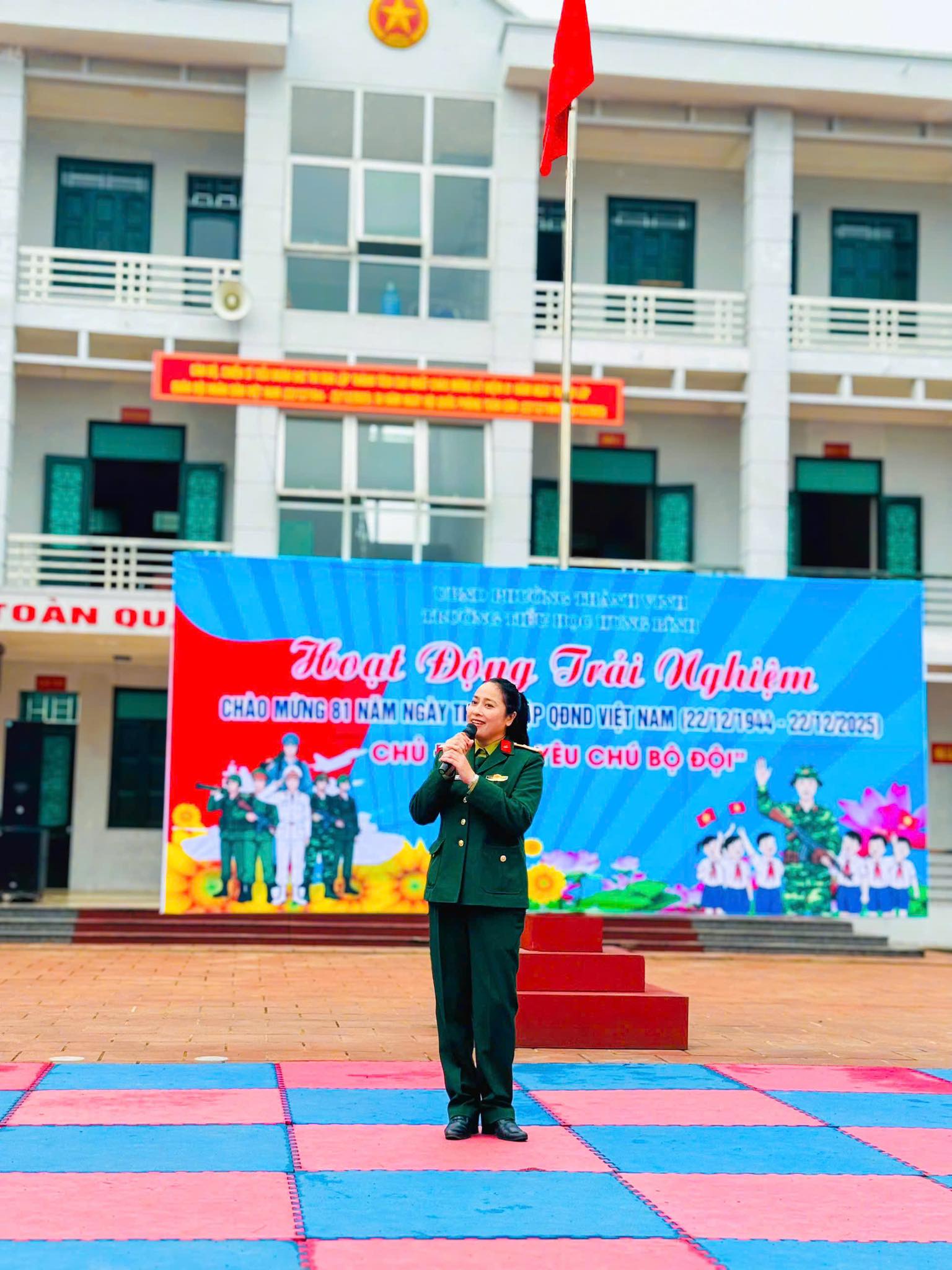 HOẠT ĐỘNG TRẢI NGHIỆM “EM YÊU CHÚ BỘ ĐỘI”