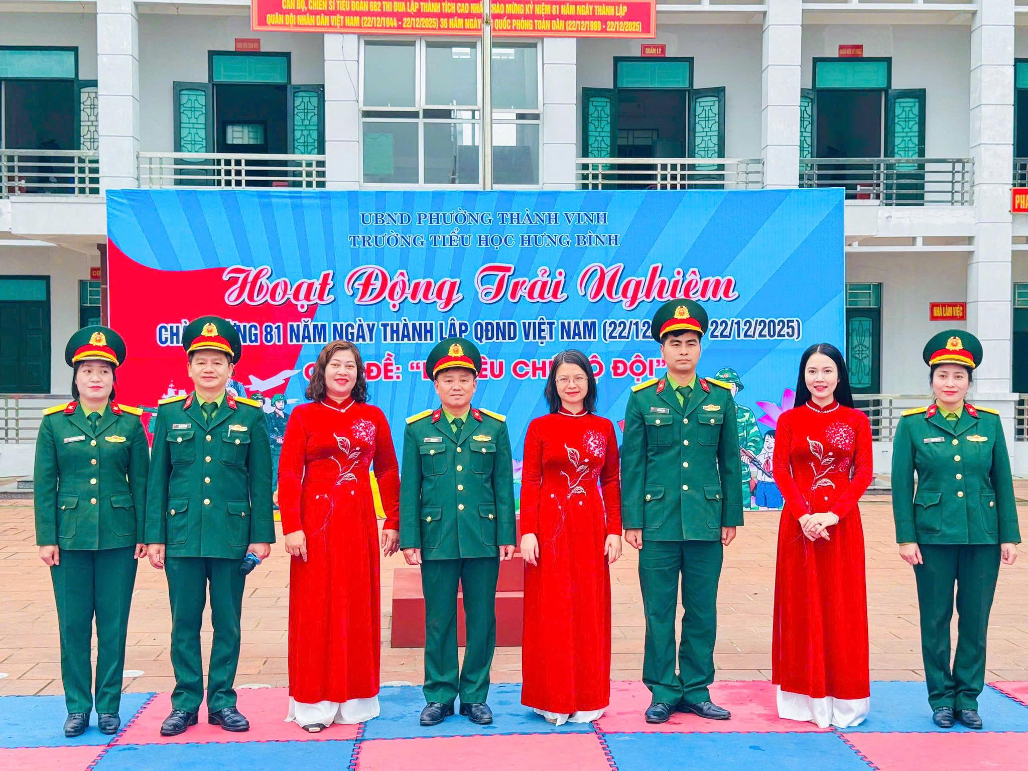 HOẠT ĐỘNG TRẢI NGHIỆM “EM YÊU CHÚ BỘ ĐỘI”