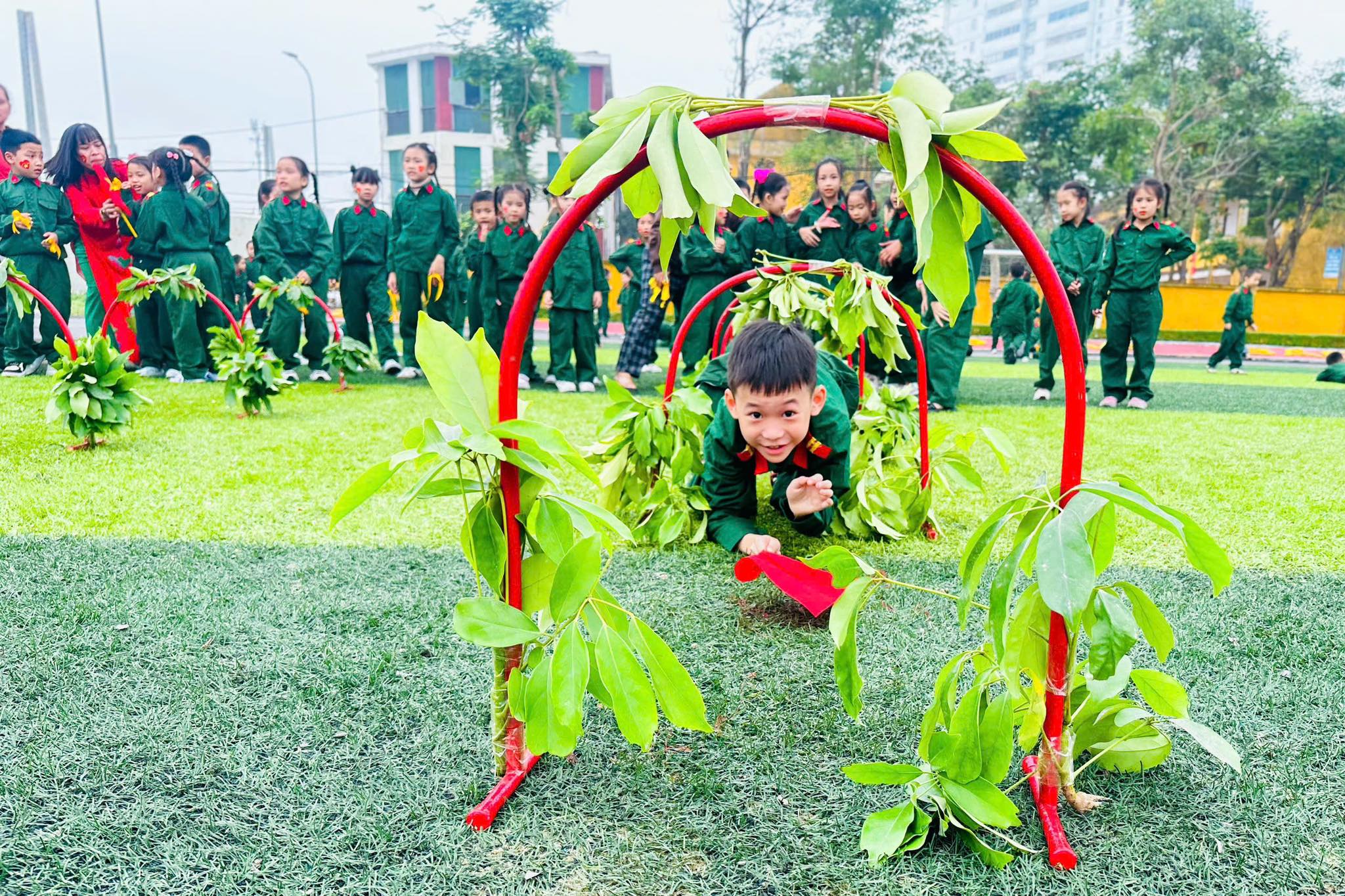 HOẠT ĐỘNG TRẢI NGHIỆM “EM YÊU CHÚ BỘ ĐỘI”