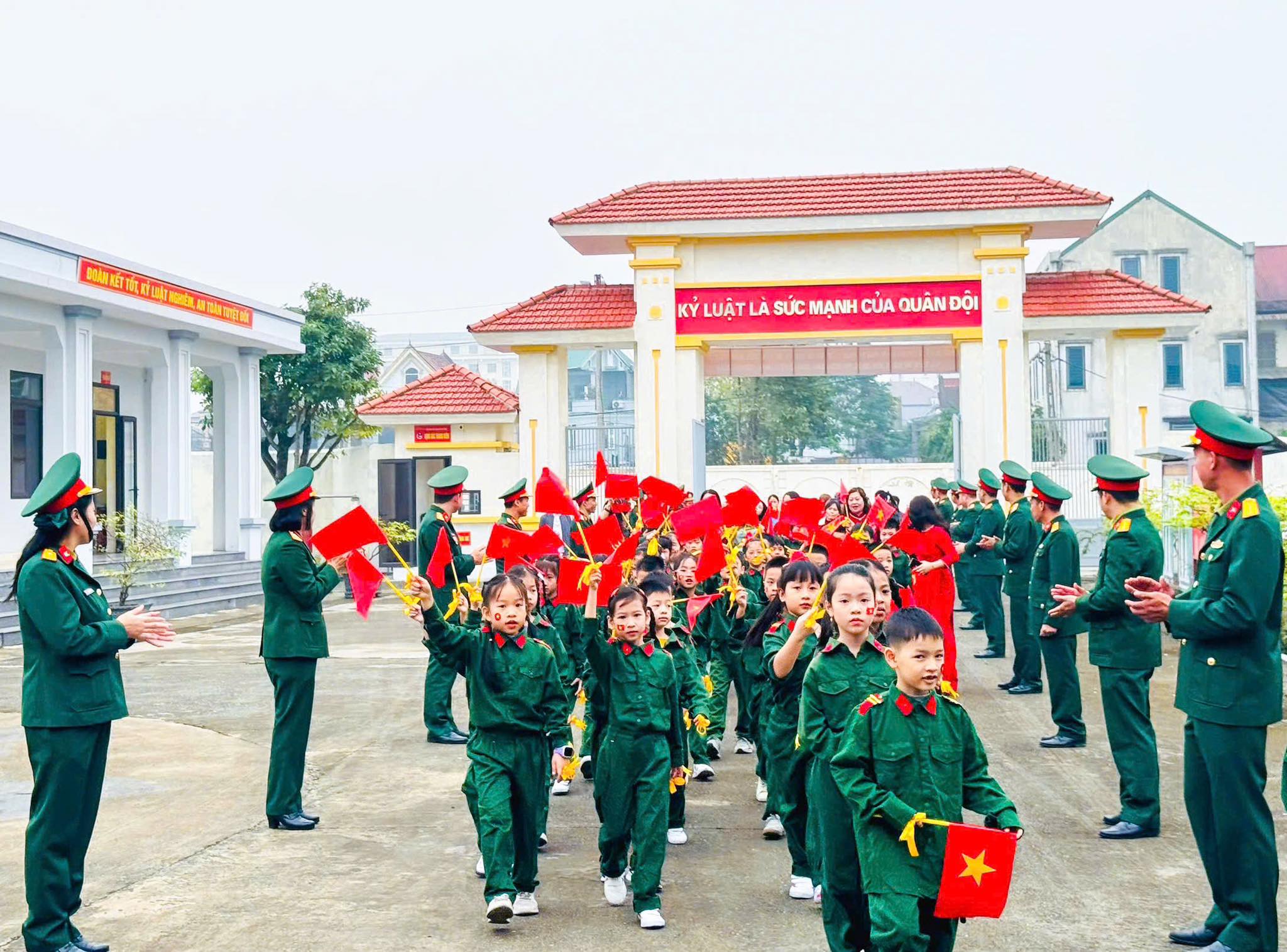 HOẠT ĐỘNG TRẢI NGHIỆM “EM YÊU CHÚ BỘ ĐỘI”