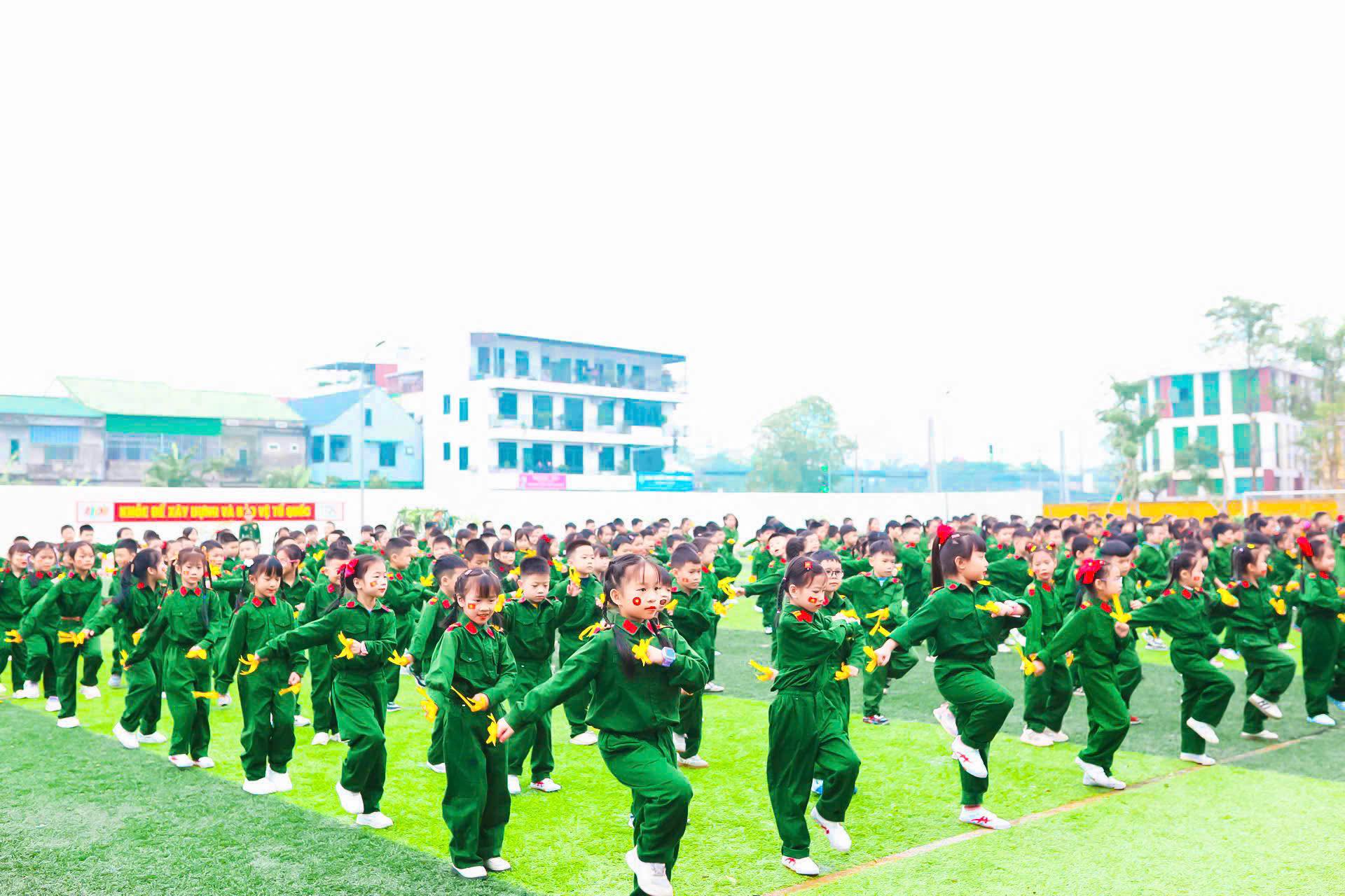 HOẠT ĐỘNG TRẢI NGHIỆM “EM YÊU CHÚ BỘ ĐỘI”