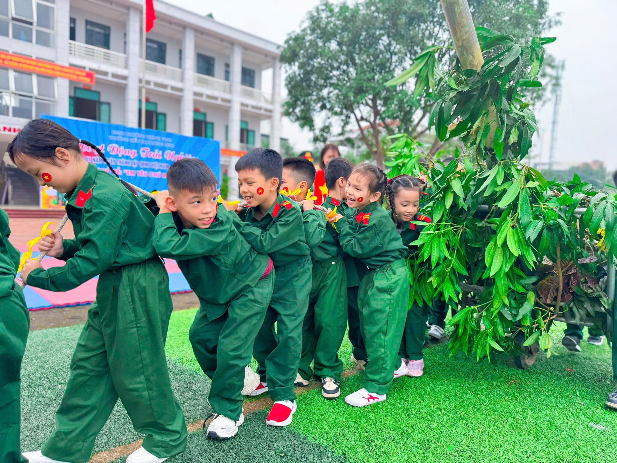 HOẠT ĐỘNG TRẢI NGHIỆM “EM YÊU CHÚ BỘ ĐỘI”