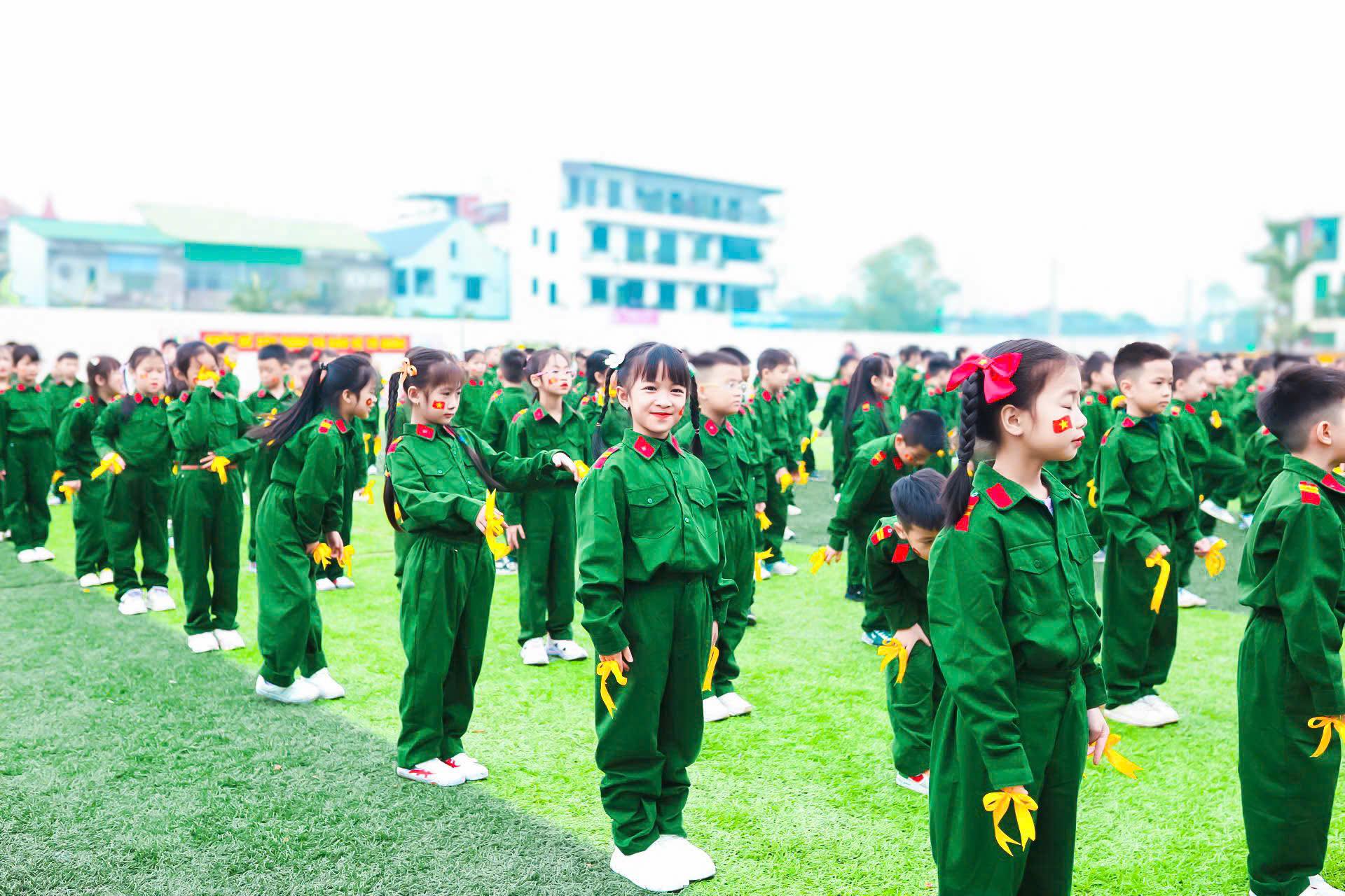 HOẠT ĐỘNG TRẢI NGHIỆM “EM YÊU CHÚ BỘ ĐỘI”