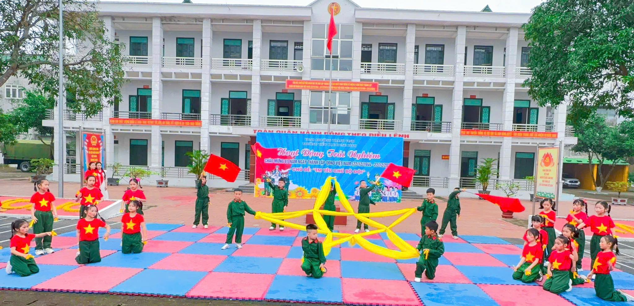 HOẠT ĐỘNG TRẢI NGHIỆM “EM YÊU CHÚ BỘ ĐỘI”