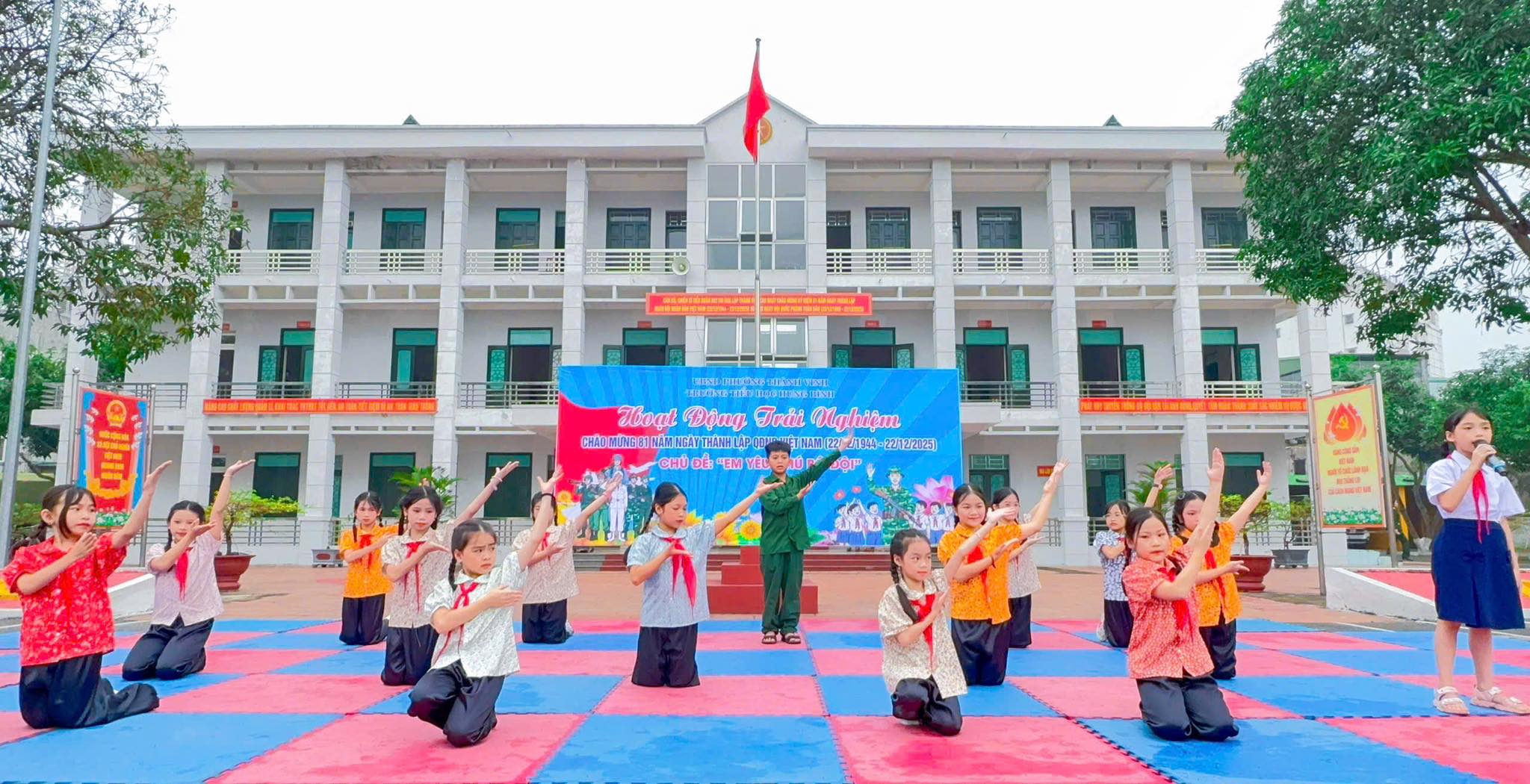 HOẠT ĐỘNG TRẢI NGHIỆM “EM YÊU CHÚ BỘ ĐỘI”