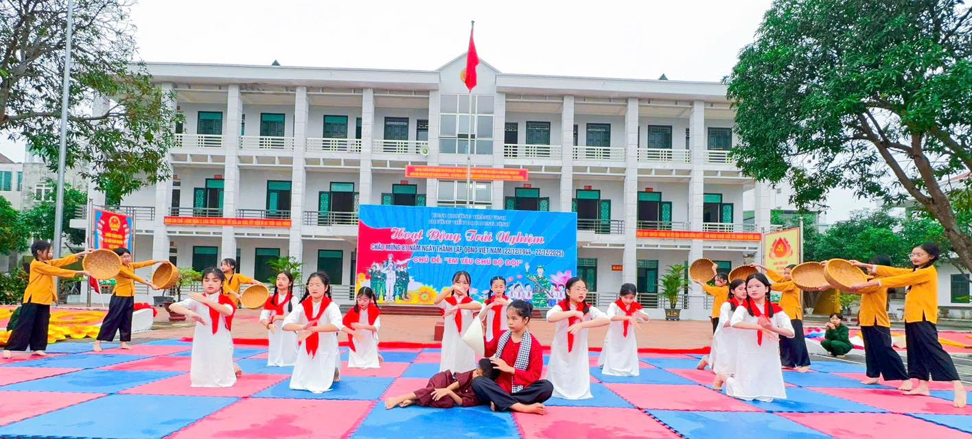 HOẠT ĐỘNG TRẢI NGHIỆM “EM YÊU CHÚ BỘ ĐỘI”