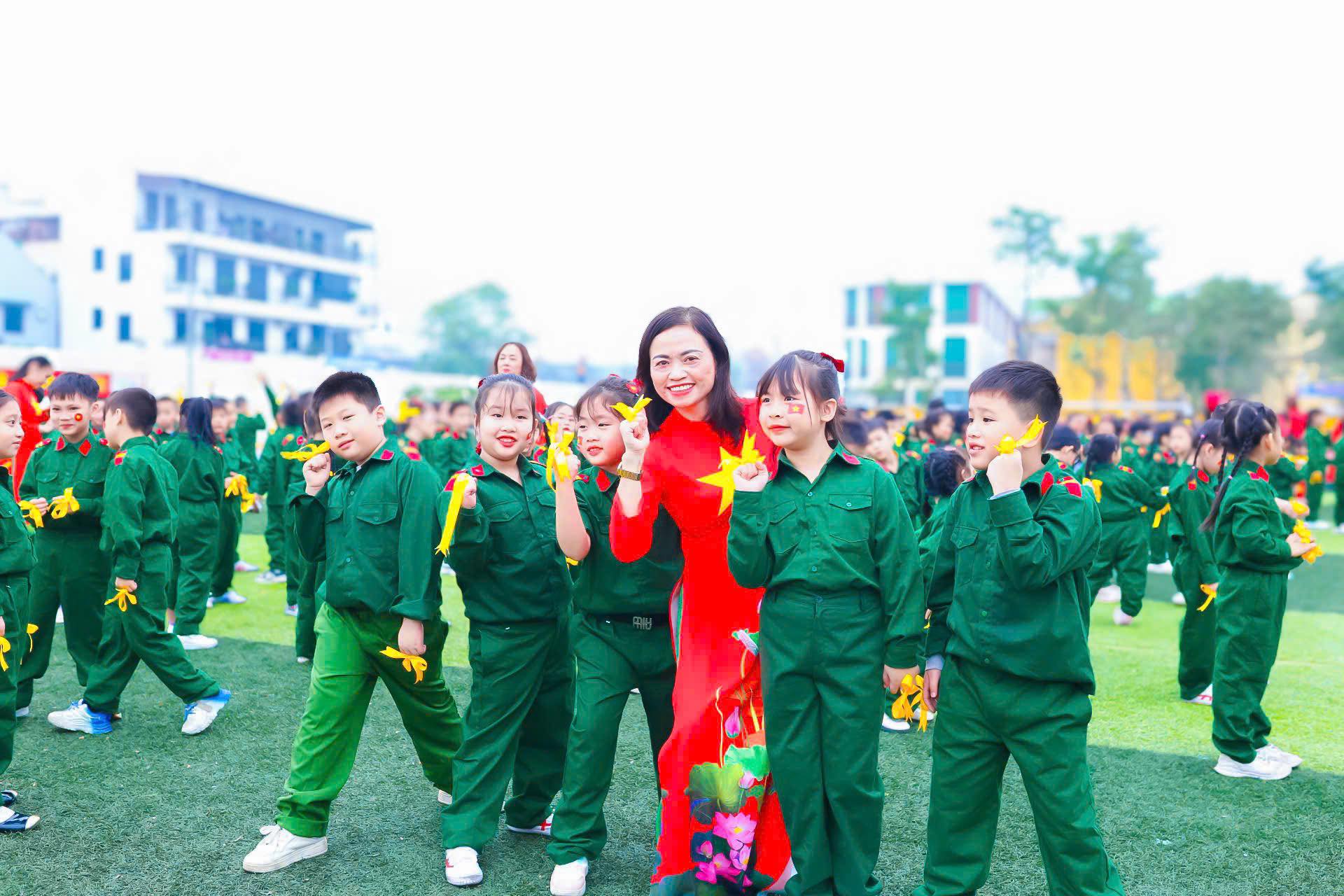 HOẠT ĐỘNG TRẢI NGHIỆM “EM YÊU CHÚ BỘ ĐỘI”