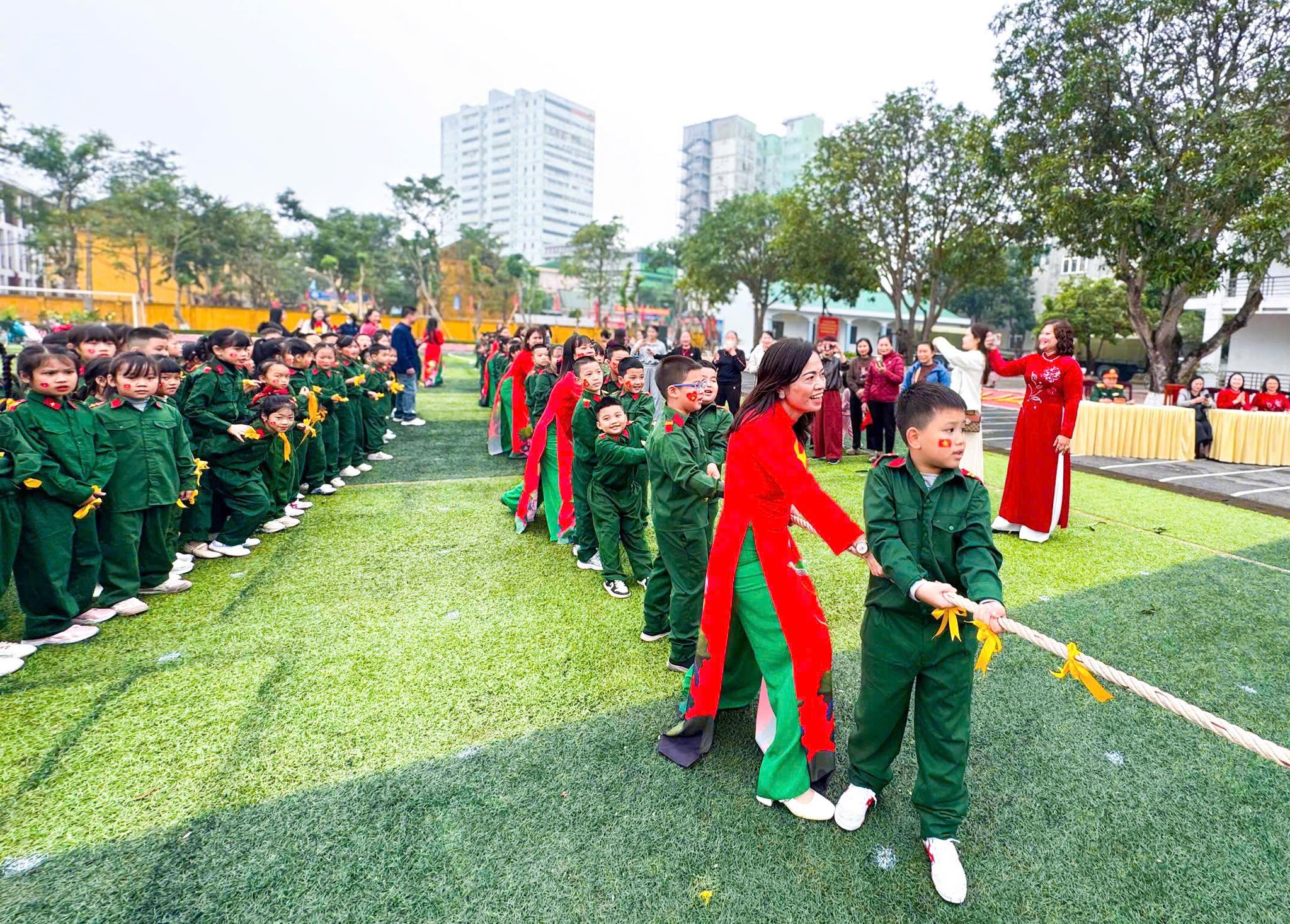 HOẠT ĐỘNG TRẢI NGHIỆM “EM YÊU CHÚ BỘ ĐỘI”