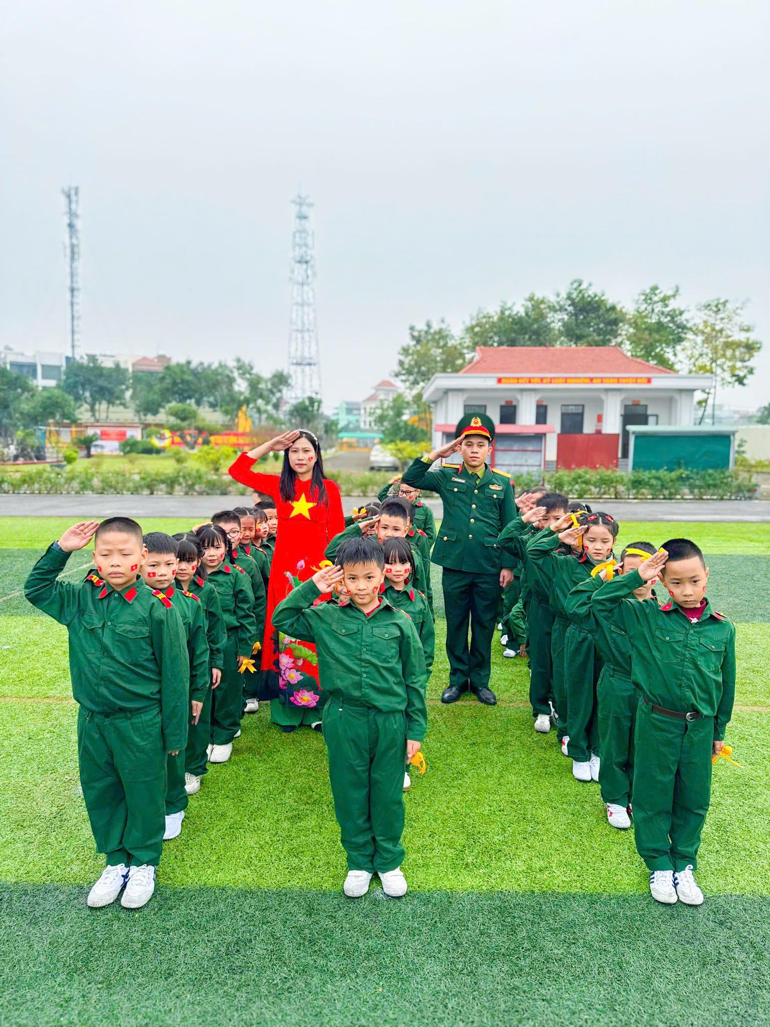 HOẠT ĐỘNG TRẢI NGHIỆM “EM YÊU CHÚ BỘ ĐỘI”